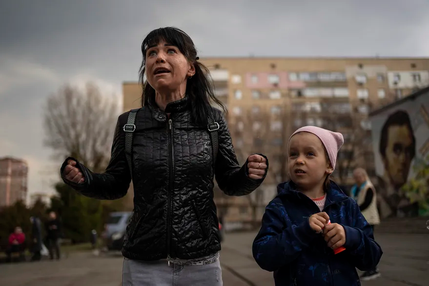 AidaBSanchez's tweet photo. “Es difícil esto. Falta ese llanto típico de los latinoamericanos: el dolor es más silencioso”.

En primera persona. Un multipremiado #fotógrafo argentino cuenta la intimidad desoladora de la #guerra en #Ucrania (#RodrigoAbd) @pzacharias https://t.co/dFRxQTla0H https://t.co/ycKr1XxLCO