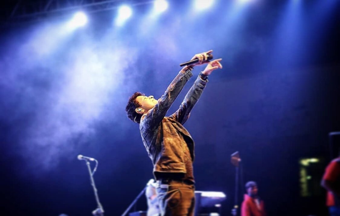 Aapsekyamatlab_'s tweet photo. My parents told me about KISHOR KUMAR.
And i will tell my kids about KK.
Best one to ever hold a mic.🐐❤️ https://t.co/dDqwaKfpSw