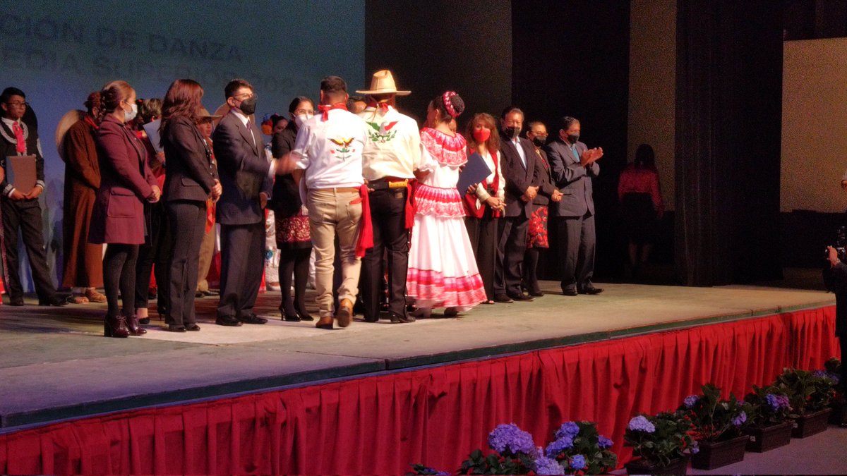 CbtPolotitlan's tweet photo. Nuevamente felicitamos a nuestros estudiantes por su brillante participación en la 🕺 "Demostración de Danza de Educación Media Superior 2022" 💃 en su fase estatal, representado a la Región Poniente de Bachillerato Tecnológico.
#SaberParaCrecer💚🐺💙 https://t.co/nb9jE22Tng