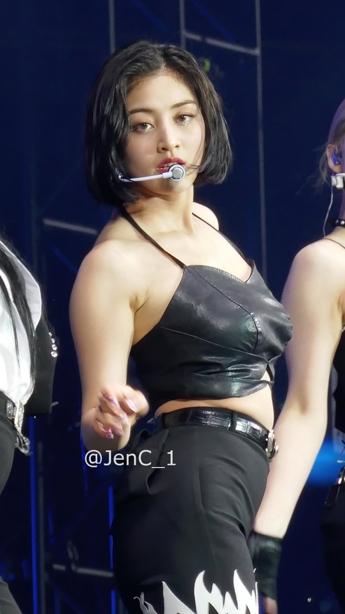 JenC_1's tweet photo. 220515 - TWICE in LA, Day 2📸
God Jihyo's stare😳

#Jihyo
#TWICEinLA  #TWICE #트와이스 
#TWICE_4TH_WORLD_TOUR_ENCORE https://t.co/zdK544M8V3