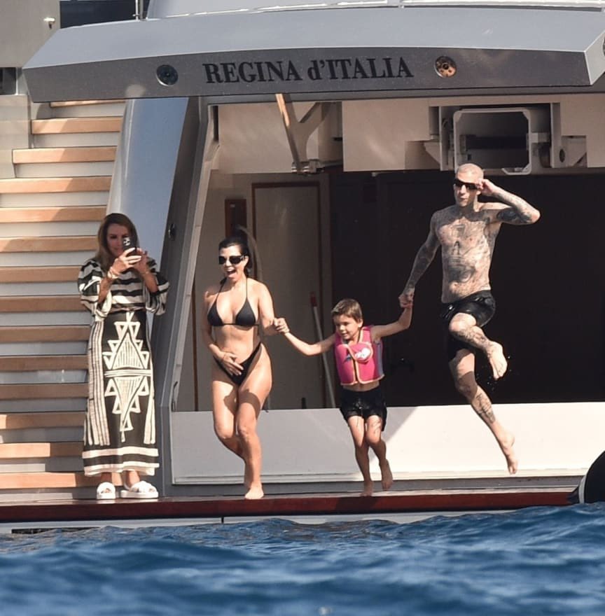 Kourtney Kardashian &amp; Travis Barker Wedding Yacht youtu.be/5ERwn0oQGy8 via <a href="/YouTube/">YouTube</a>
#TheKardashians #travisbarker #kourtneykardashian