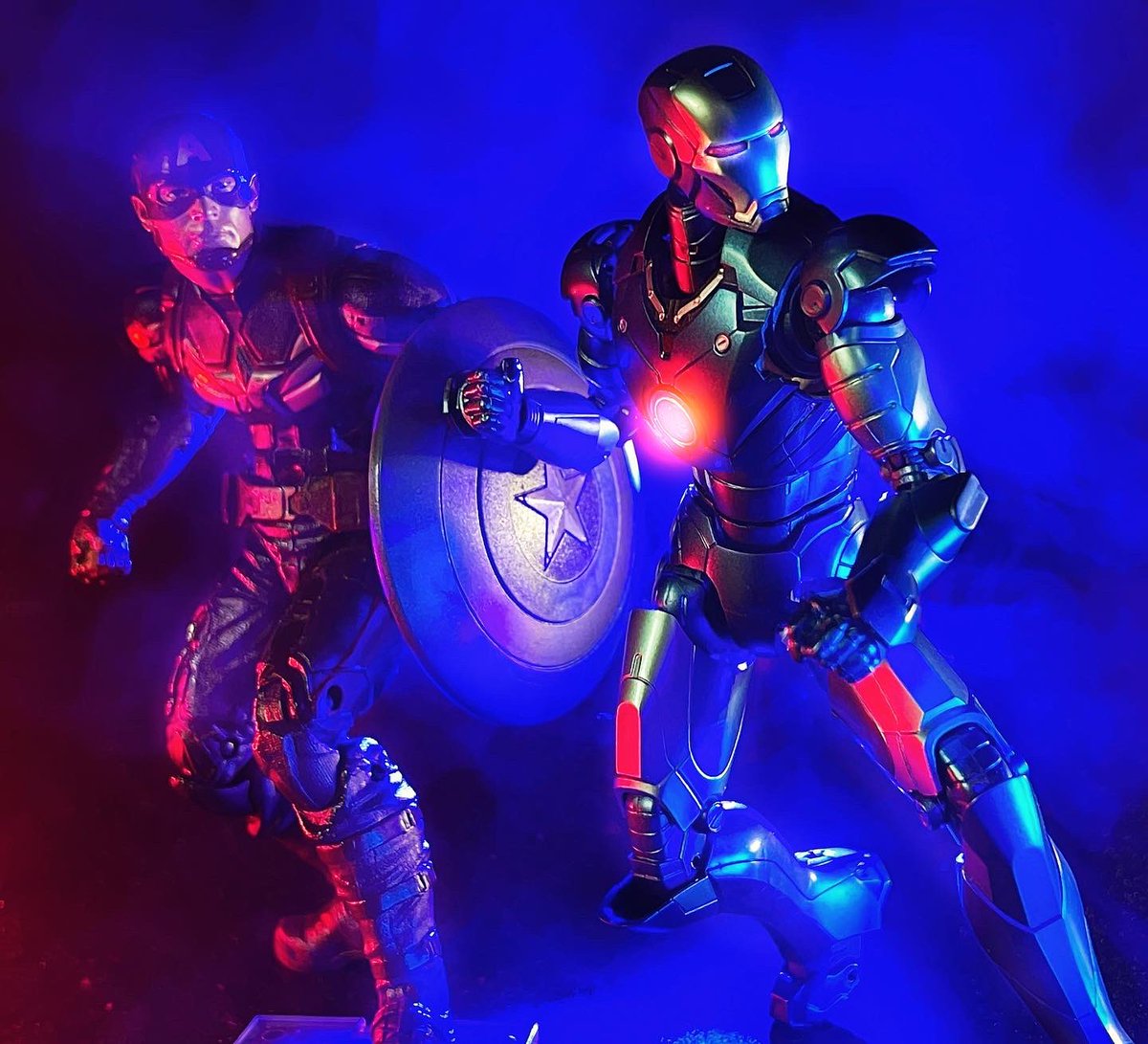 actionfigurejun's tweet photo. Couple more with some stealthy versions of Cap and Iron Man. A little #twofortuesday #captainamerica #Ironman #tonystark #steverogers #avengers #stealtharmor #shfiguarts #marvellegends #actionfigures #actionfigurephotography https://t.co/xhBTlK9yfb