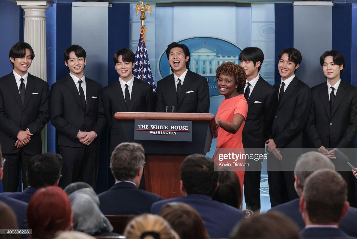 blond_sassy's tweet photo. Dear America, today you witnessed a room full of people become Army 💜😁 #thebtseffect  #theyjustwantedtoknowtheirnames https://t.co/dHNcYSHjbs