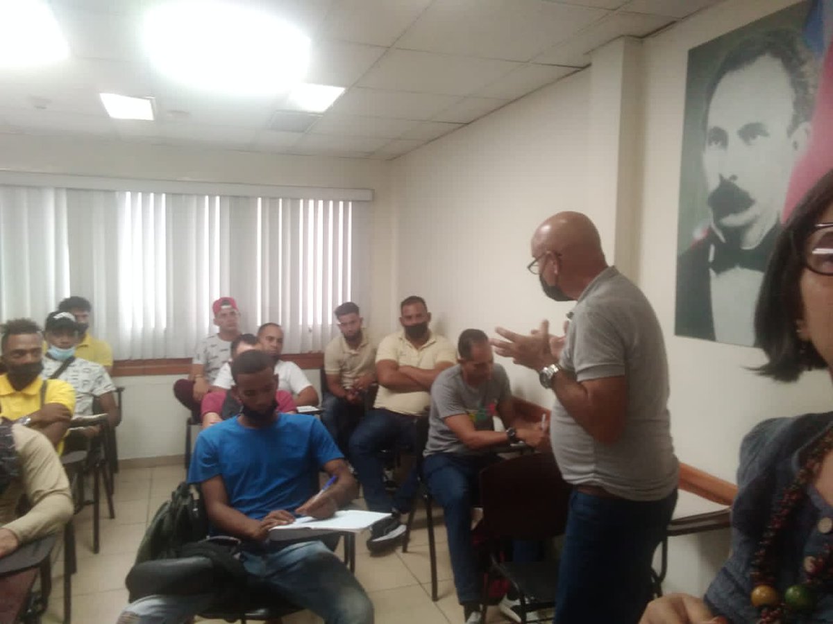 estra Sucursal reconoce el poder de la capacitación 
Hoy tuvo lugar uno de los curso que le impartimos a nuestros  almacenero, Gracias a nuestra profe Mercedes Cheo por su tan dedicada labor  
 #cimex45aniversario
#VamosConTodo
#sucursalestepresente
#capacitacionSucursalEste