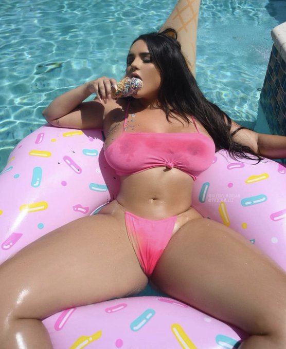 1 pic. What’s something you lick other than ice cream? ;) https://t.co/RznZjAHsab
