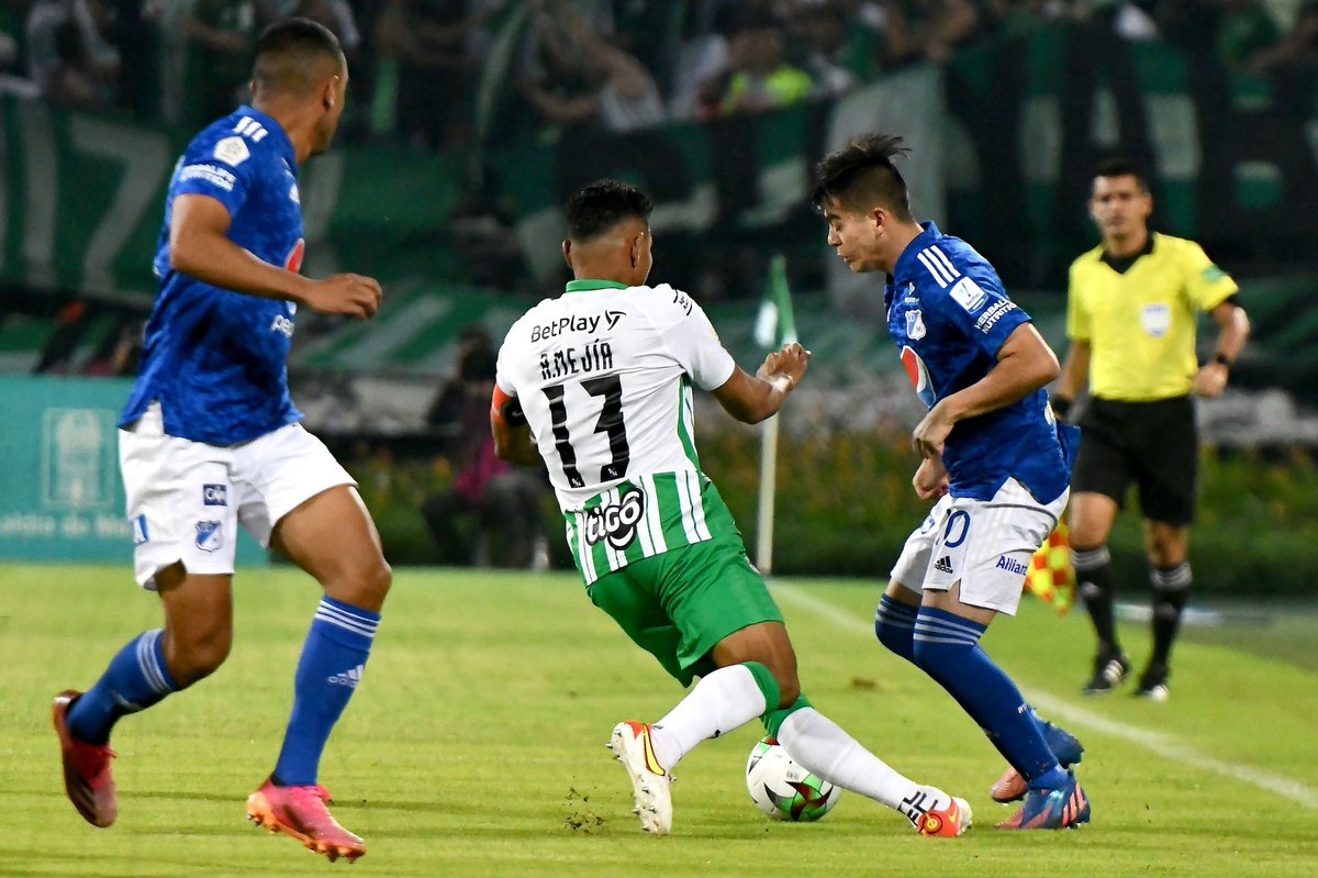 giraltpablo's tweet photo. Qué partido nos dieron Atlético Nacional y Millonarios.
Un 2-2 cargado de emociones en el Atanasio Girardot.
¡Bendito fútbol colombiano!🙌🏻🇨🇴 https://t.co/US9SY8pWa4