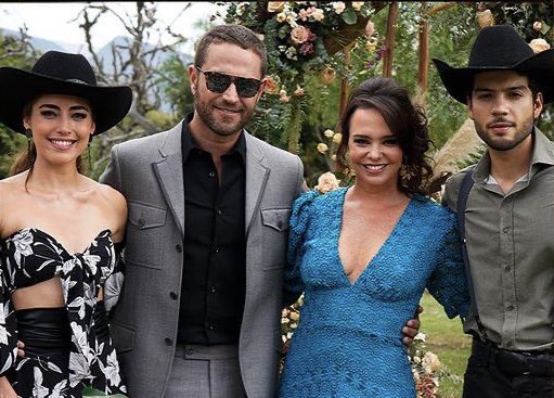 everythingxmv's tweet photo. MI FAMILIA, MI FACTORIA! GRACIAS POR TANTO #GraciasNataYMichel #PasionDeGavilanes2 https://t.co/1PNWJGGxxL