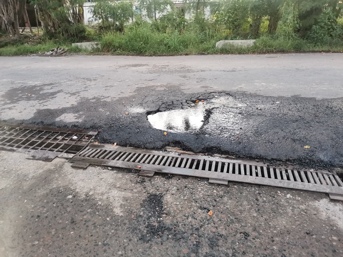 lillycal28's tweet photo. Frente al @InadehOficial hay una tubería rota que está tirando agua todoooooo el día, ya tiene tiempo así y aún el @IDAANinforma no ha arreglado esto... https://t.co/PB4ab8HUbZ