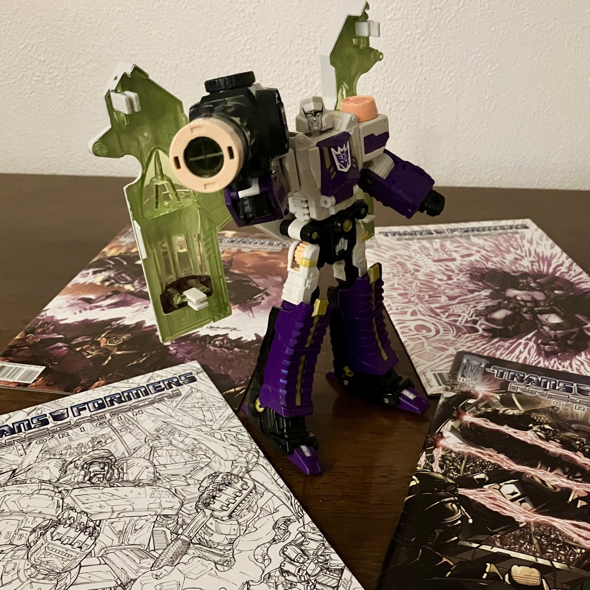 bookclubmembers's tweet photo. @Benny_Decker SWEET🔥 Envious of that signature, let’s see that original art! 👀 My comics aren’t signed, but they still function #megatron #transformers #idw #alexmilne #ericholmes #hasbro #voyagerclassic https://t.co/W8loum5jf5
