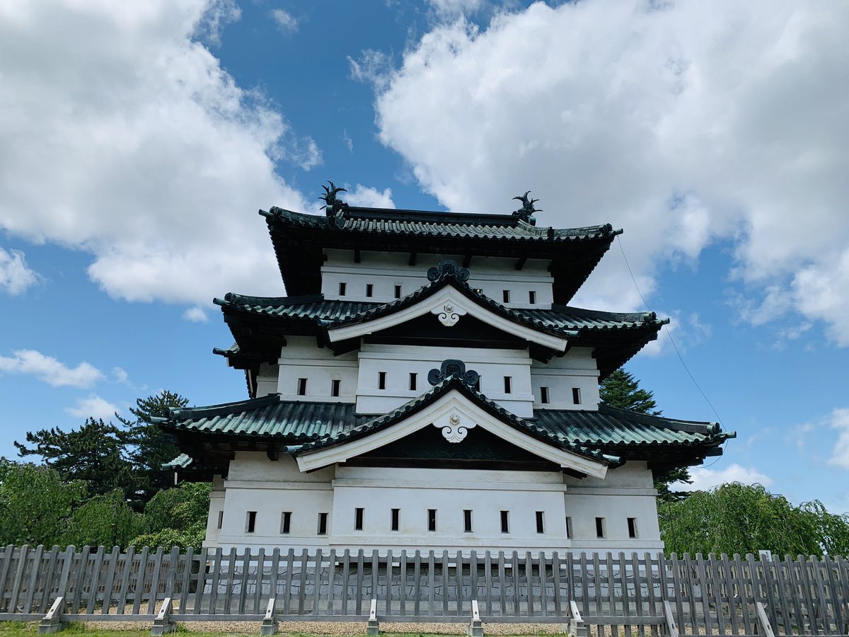 Abundantia's tweet photo. 朝起きて弘前城行きたいと思い
無事着きました😇
 #一人旅
 #青森県
 #弘前城
 #弘前市
 #岩木山
 #絶景
 #自然
 #空気美味しい https://t.co/sub2FFTNps