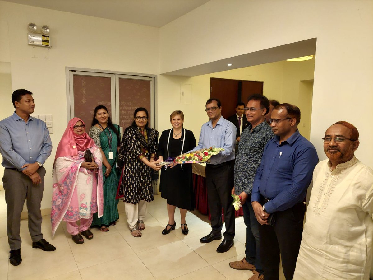 CanHCBangladesh's tweet image. HC @LillyNichollsL met the Divisional Commissioner Barisal. She also met the senior level government officials of Barisal, Bhola and Jhalokati districts and civil society who are working to reduce early child marriages in the southern region. #GirlsNotBrides #EndCEFM