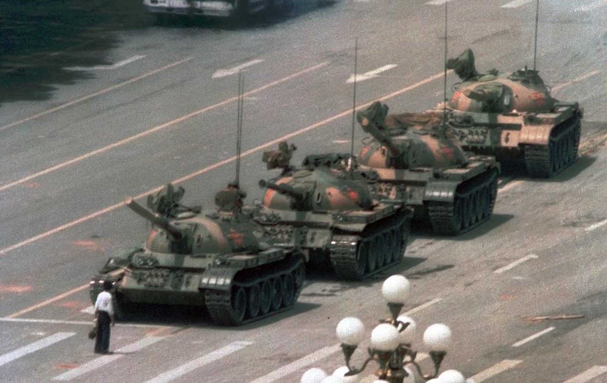 URDailyHistory's tweet photo. 3 June 1989: #China sends troops to oust pro-Democracy protesters from #TiananmenSquare after they occupied the square for 7 weeks. Estimates range from 100s of protesters killed to ~10,000. Martial law is also established in parts of Beijing. #history #ad https://t.co/1ULpAhzwOU https://t.co/ktlBAbPmi4