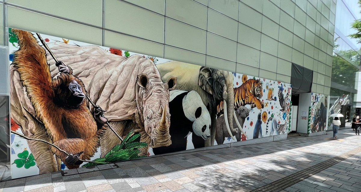 japan2theworld's tweet photo. Animals on a huge canvas at Omotesando. #tsunagu #streetart #omotesando #fendi #orientalbazaar https://t.co/KP552GzKCN