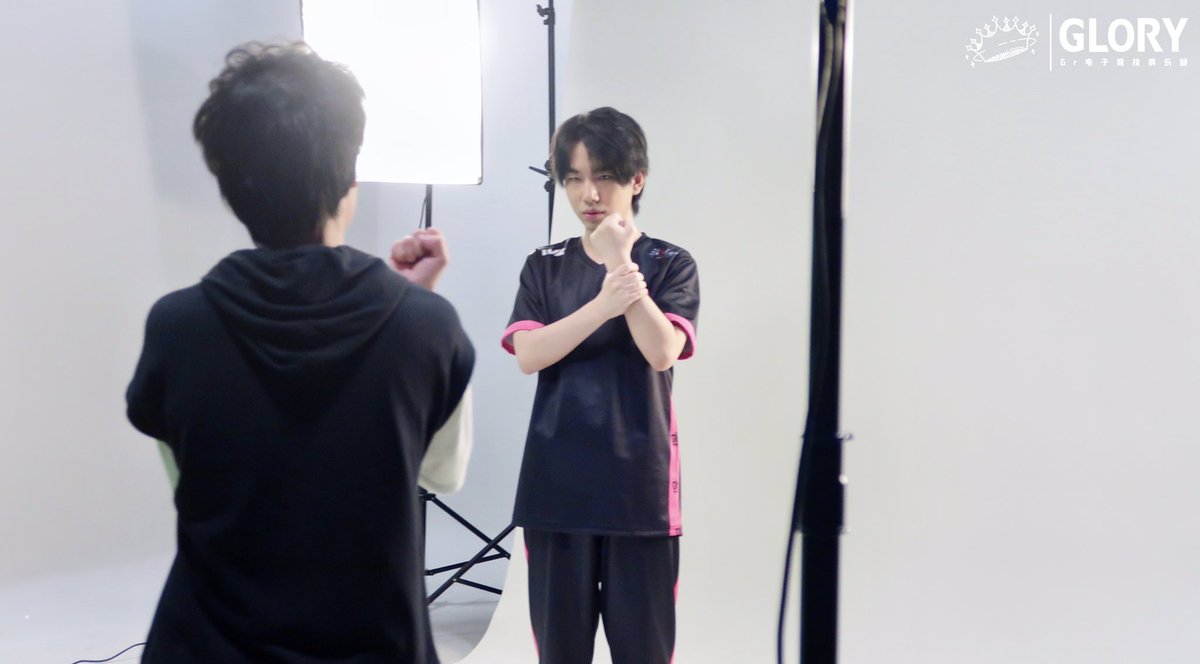 Gr_officialonly's tweet photo. 🎉『Gr members’ photo gallery』 —— Round 1🎉

Gr_ppx: 🤔
Gr_shadow: 😡💪
Gr_Tea: 😁

btw welcome Tea again! And I can tell he is really good at giving a standard smile in photography 🤣

#Gr_glory #IdentityV #gr_diary #IVL https://t.co/EczRzIpp0v