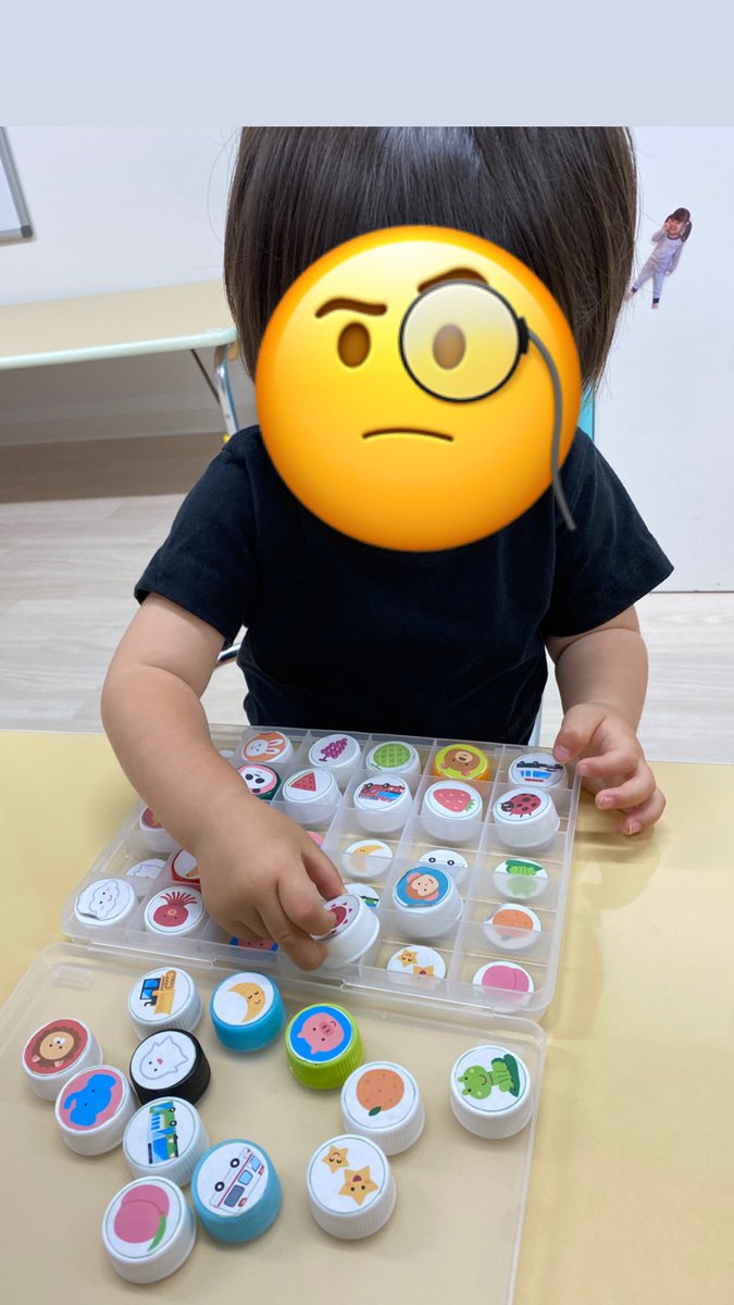 ⭐️手作りおもちゃ紹介⭐️  ペットボトルのキャップと100均の小分けケースで出来る知育遊びです。子どもの好きな果物や動物、働く車の絵を貼っているので、