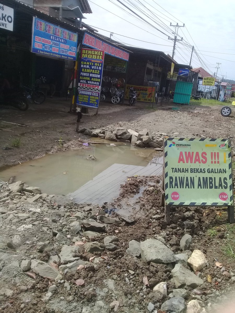 sun3pedo's tweet photo. @pertamina  katanya ada tim pemadatan kembali , ditungguin ngga dateng dateng jd sebagian harus beli urug sendiri bos , mergo nek ora diurug gak oleh duwit . 
Jadi mohon untuk secepatnya dipadatkan kembali ya bos , setelah penggalian. https://t.co/pYK5cLCD4B