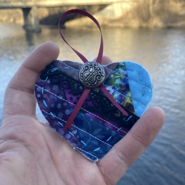 AQuiltedHeart's tweet photo. Cascade, Michigan #ifaqh
Found this pretty quilted heart along the trail in Leslie E. Tassel Park, in Cascade, Michigan. Thought it was pretty neat and the effort that went into this. ๐
.
.
.
.
.
#cascademi #cascademichigan #michiganheart #ifoundaquโฆ https://t.co/liXjeHsBpM https://t.co/mEwm7xfNPK