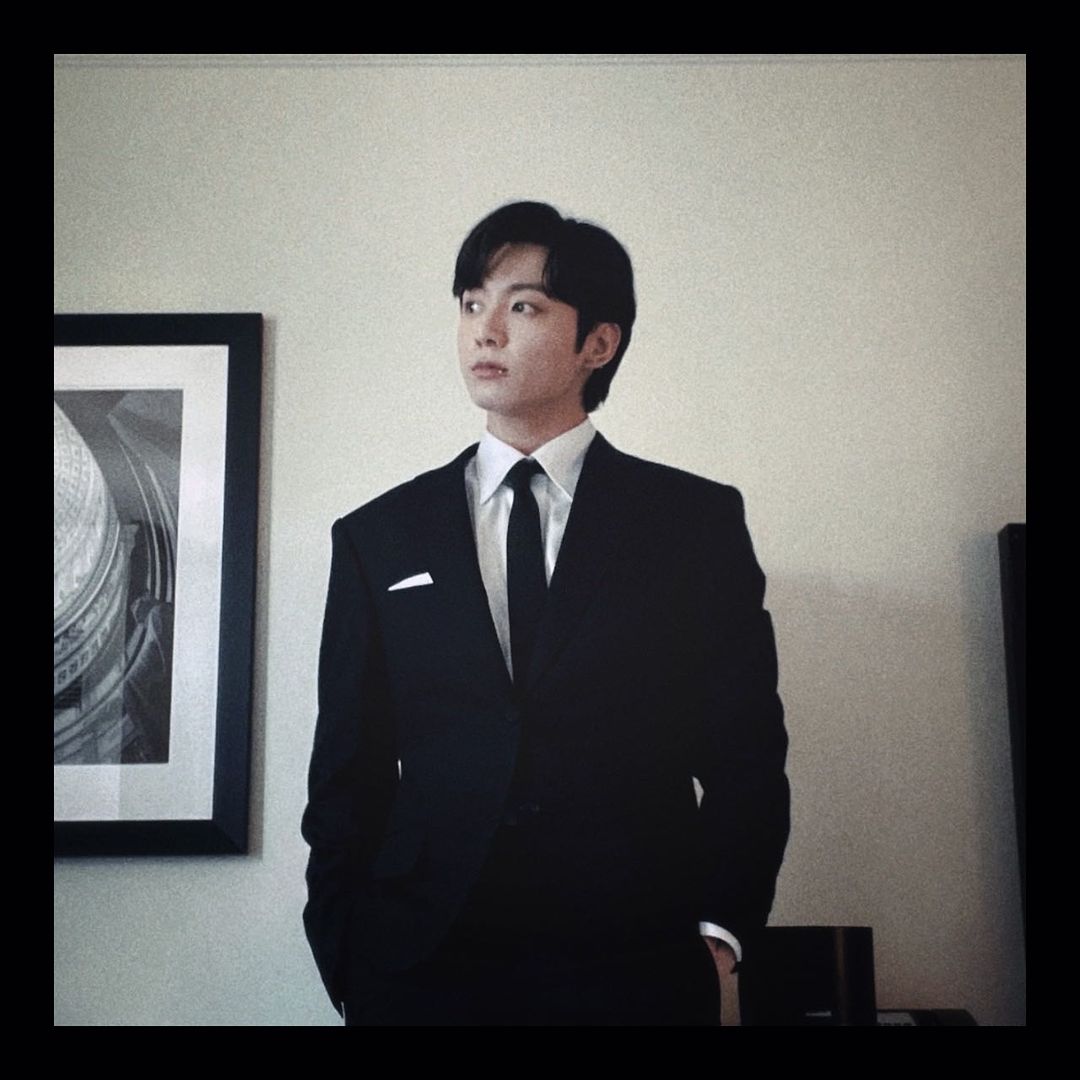 itstatamic's tweet photo. OH RICH CEO JEON JUNGKOOK 😭 https://t.co/8uRGiCoI17
