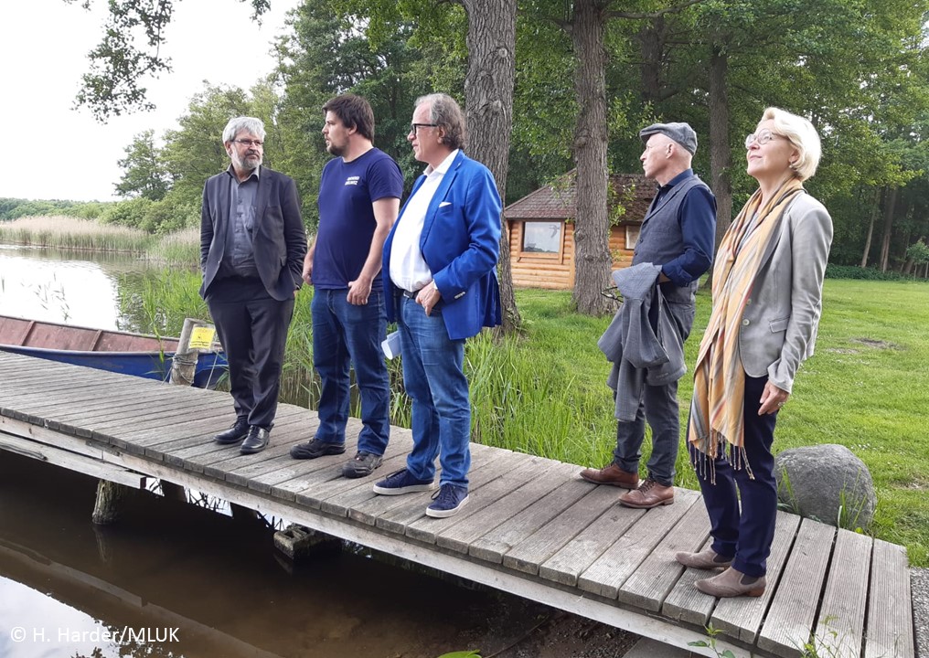MLUKBrandenburg's tweet photo. Die Fischerei Köllnitz an der Groß Schauener Seenkette trägt, wie andere Fischereien, zur regionalen Wertschöpfung bei, so @Vogel_Axel bei seinem Vor-Ort-Besuch. 
Rund 65.000 ha Seen &amp; Fließgewässer werden in #Brandenburg fischereilich bewirtschaftet. 

https://t.co/wMYEMYyCQ3 https://t.co/siqKFlh8Mn