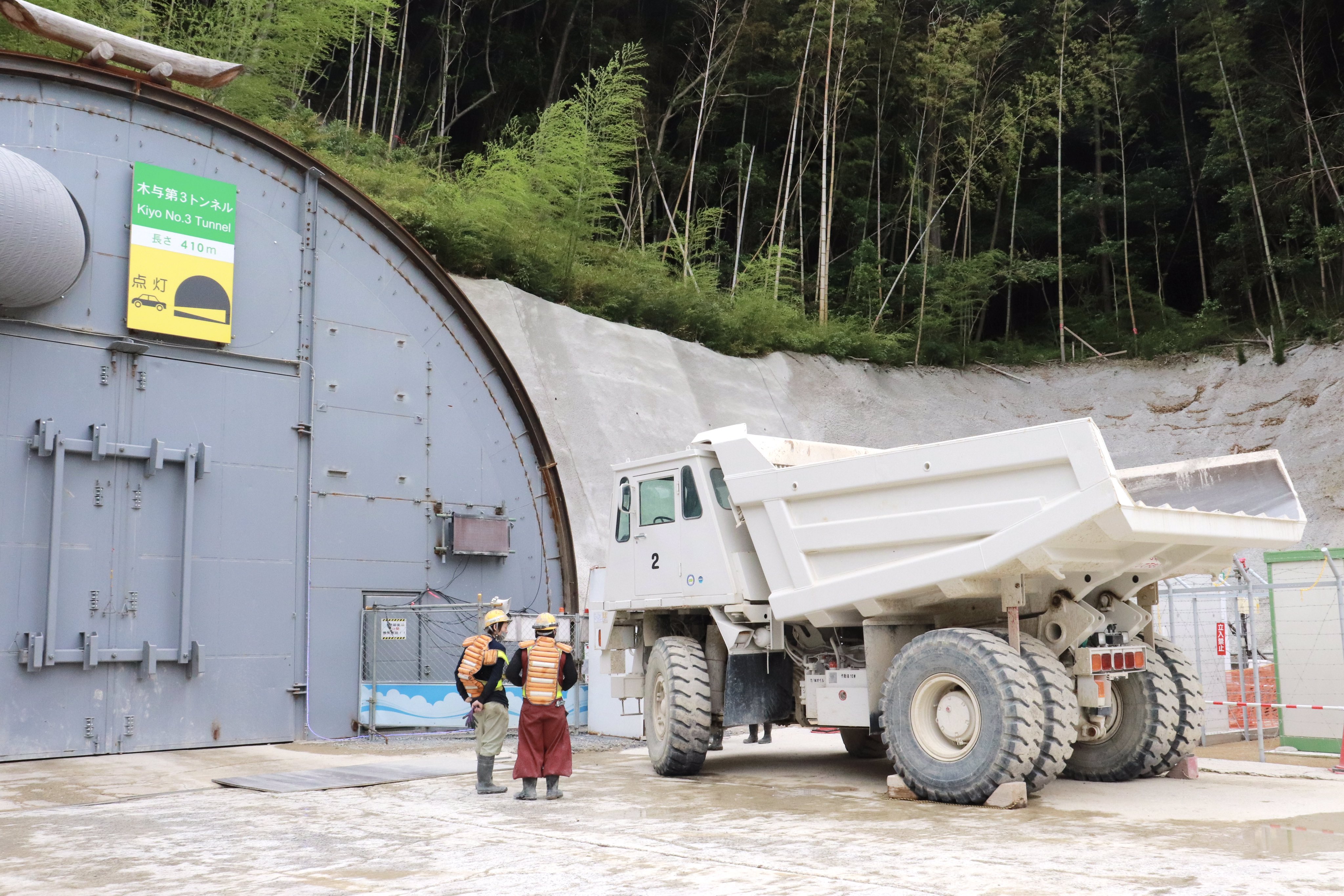 国土交通省 山陰西部国道事務所 トンネル 工事では 砕いた岩をトンネルの外へ運び出す ずり出し の効率が掘進速度を決めると言っても過言ではありません 木与防災 の 大成建設 様の現場では 最大積載量30t 容易な方向転換を可能にした