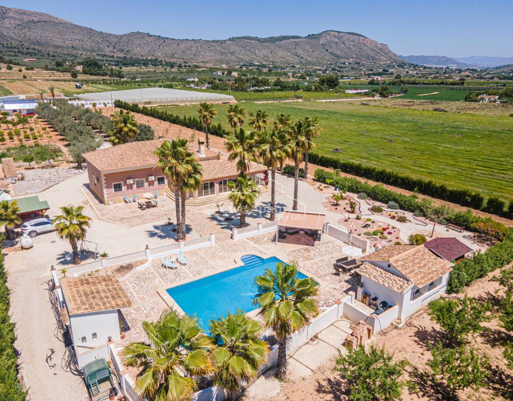 sharrichards21's tweet image. Large, renovated, 4 bed house with pool in amazing setting. This property has everything you could need, using luxury materials and with stunning views. buff.ly/3N6CaPx #PropertyinSpain #RetiretoSpain #liveinspain #workinspain #LiveSpainForLife #PropertyforSale #Renovate