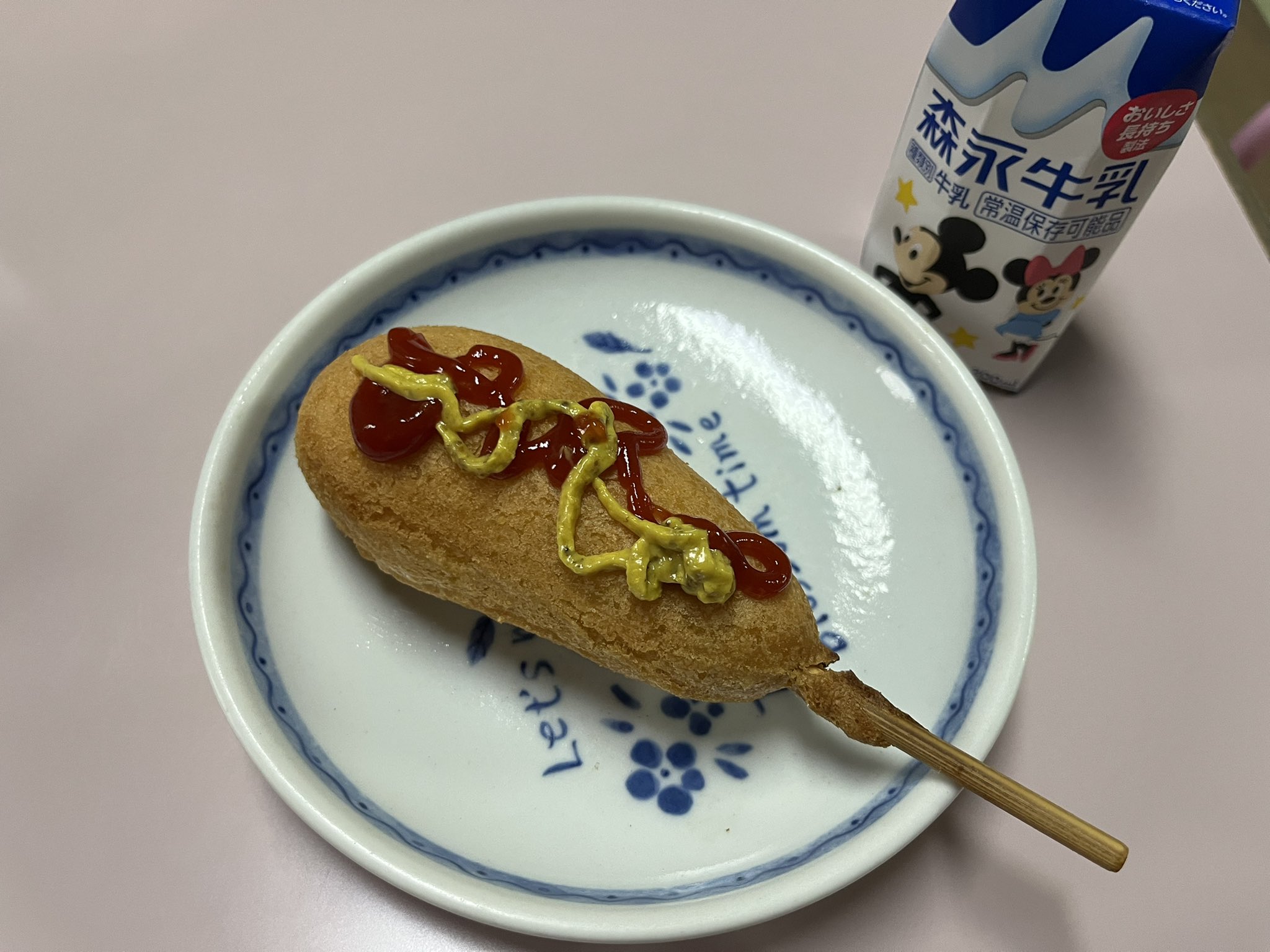 むつ丸 4y0m 今日のおやつは セブンイレブン のアメリカンドッグでした あの パキッて折るケチャップとマスタード いくつになってもうまくかけられない T Co Ix9lseyk9k Twitter