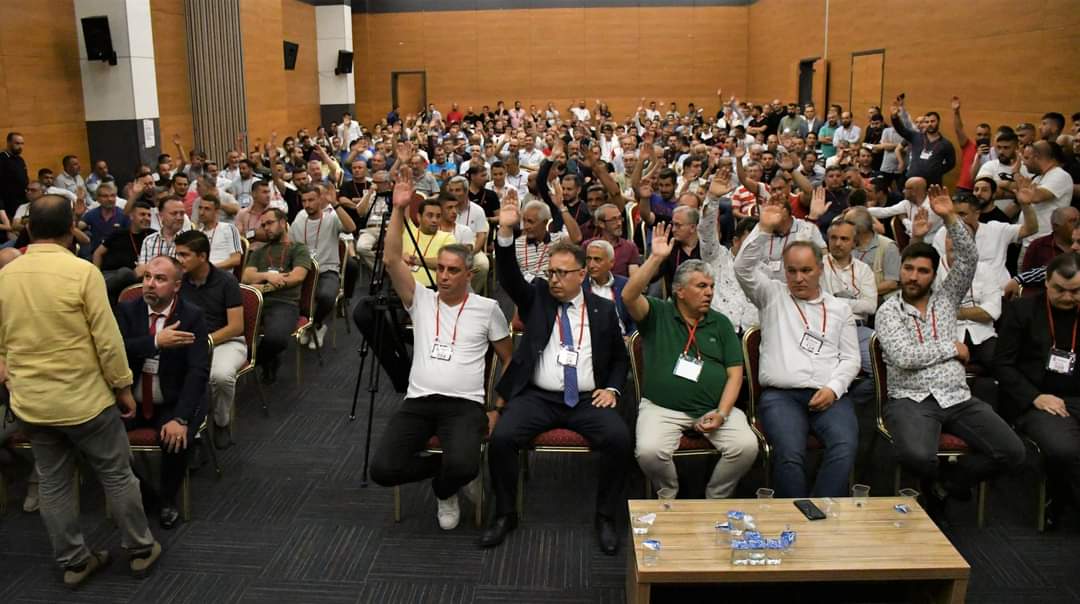 Balıkesirspor'umuzun kongresi yoğun bir katılımla gerçekleşti. Kongreye her zaman ki gibi sözde protokol, sözde belediye başkanı ve sözde milletvekilleri katılmadı. Kongreye katılan tek siyasi Susurluk belediye başkanı oldu. Kötü günde yanımızda olmayanları unutmayacağız.