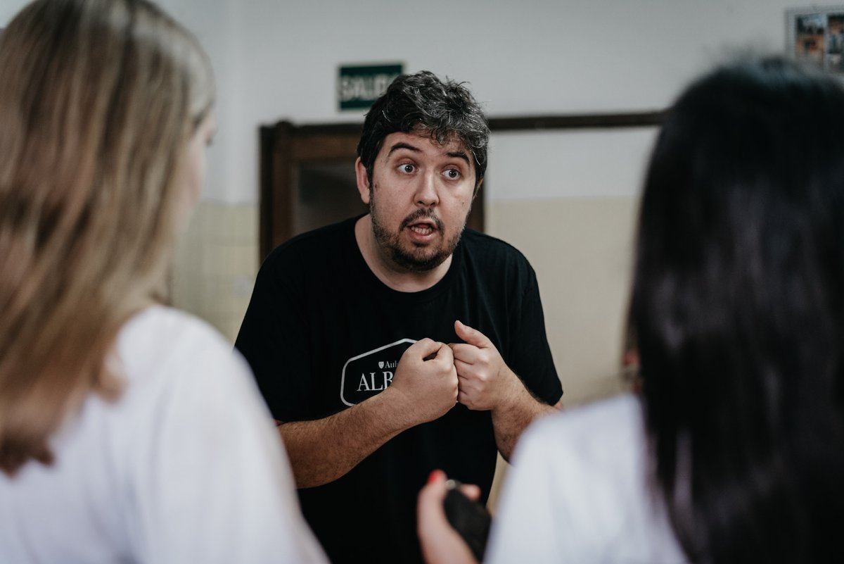 Ayer tocó obra de los más peques.
Quinto de infantil. Niños de cuatro y cinco años.
Y la verdad es que trabajar con ellos es una anarquía maravillosa.