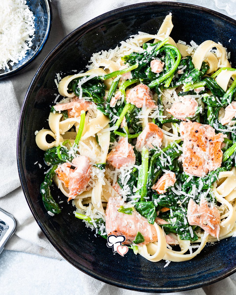 chickslovefood's tweet photo. Trakteer jezelf op deze romige tagliatelle met zalm en spinazie. 🐡 Creamy, cheesy... what more do you want?! 🧀😋 Check het recept via de link. 😘 --> https://t.co/4MryWPXBMx https://t.co/V70PFzC52n