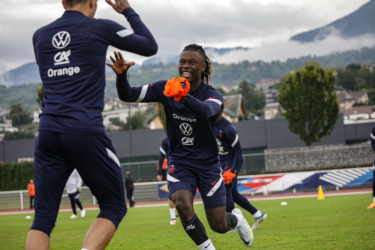 equipedefrance's tweet photo. Des sourires 😄 https://t.co/AqIOHm4OKm