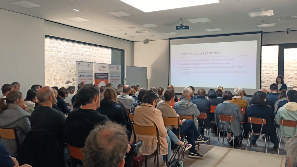 HuguesLabarthe's tweet photo. Salle comble au bel @LeCnam_Inseac pr écouter @MagaliLofreda présenter l'organisat° matérielle des ressources par les enseignants #GTNUM6. Approche anthropo d'un impensé méthodo. Immers° ds le bureau, les classeurs de Noémie : un joyeux boxon pr soutenir l'activité intellectuelle https://t.co/5DC25xE9AK