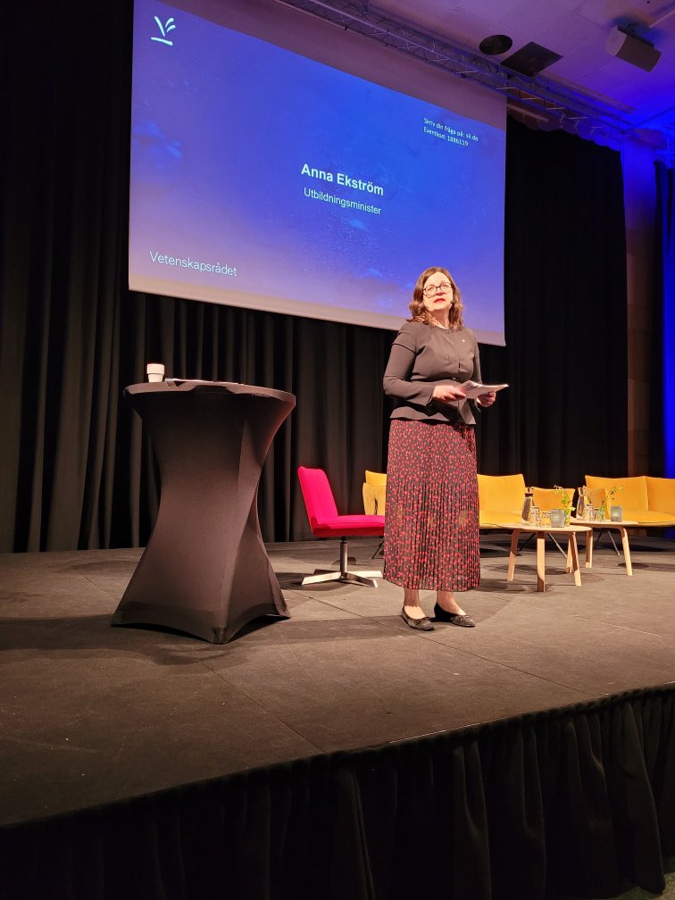 MikaelJonssonVR's tweet photo. Viktigt att värna om det öppna samtalet och bekämpa desinformation och hot mot forskare. @Anna_Ekstrom talar på Forskningspolitiska dagen #fopol2022 #forskning https://t.co/lY3f258gxK