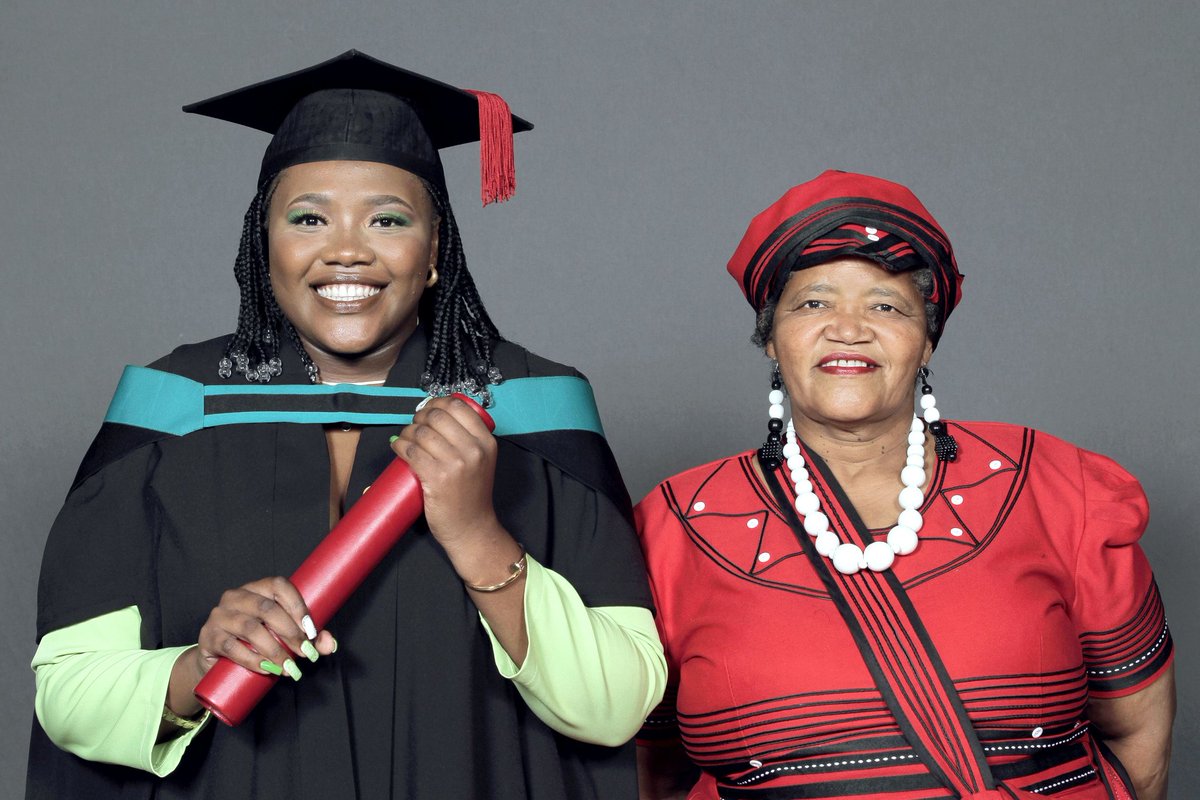 zannie_lmn1's tweet image. A @UFSweb alumni ❤️💙 #OnlyAKovsieKnowsTheFeeling
#makingeducationfashionable