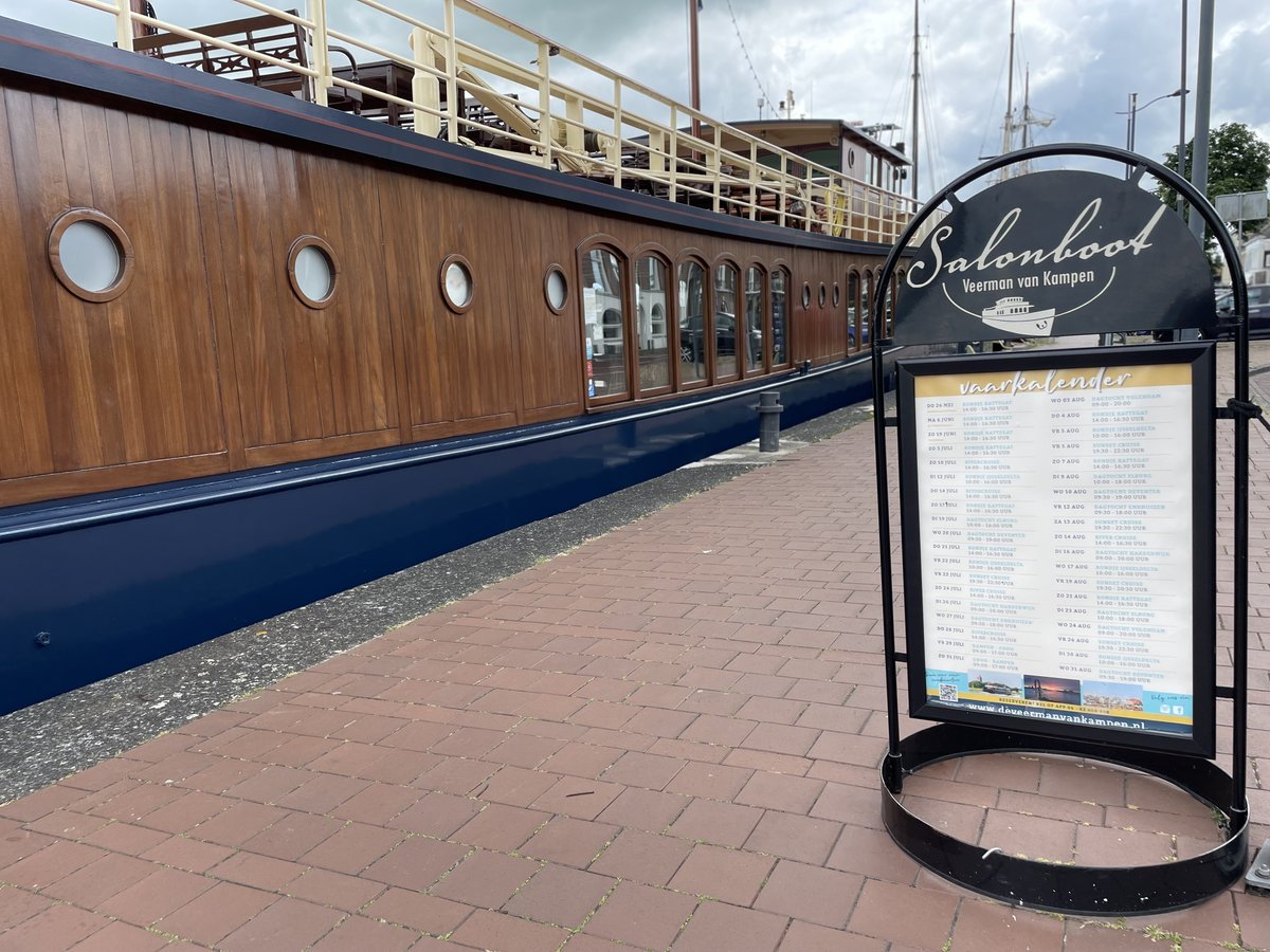 Wat een mooi nieuw bord  <a href="/veermankampen/">Veerman van Kampen</a> spotten we op de kade van de week. 
Wat staan er een hoop mooie rondvaarten op de agenda. 
#winddoorjehaar #visitKampen #vareninKampen