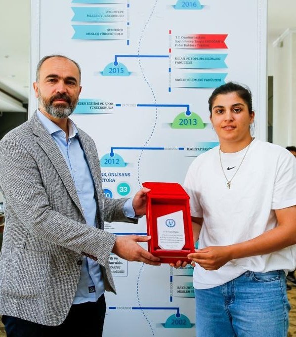MutluTurkmen's tweet photo. Son Dünya Şampiyonasında altın madalya alarak Dünya Şampiyonu unvanını koruyan olimpiyat altın madalyalı milli boksörümüz ve üniversitemiz yüksek lisans öğrencisi Busenaz Sürmeneli’yle bir araya gelerek, kendisini gurur duyduğumuz başarıları için tebrik ettik. 🥇🥊 https://t.co/AHwGji4N9w