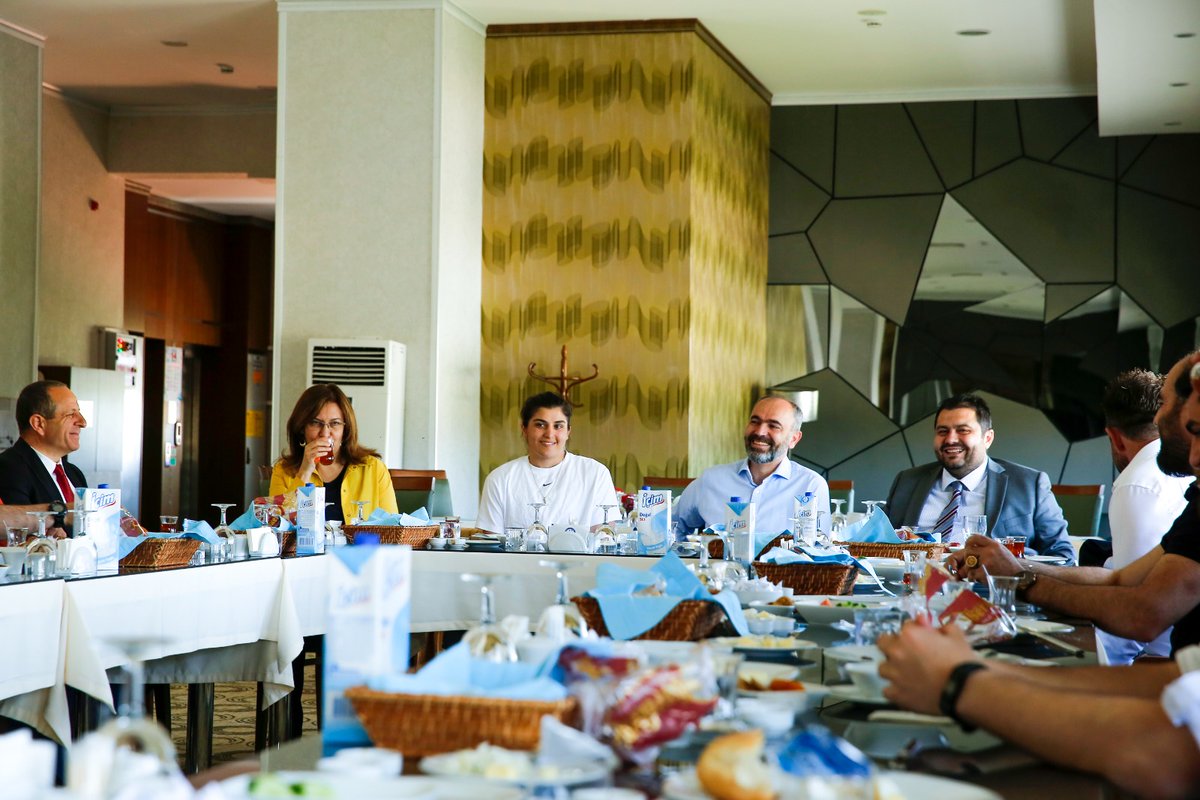 Son Dünya Şampiyonasında altın madalya alarak Dünya Şampiyonu unvanını koruyan olimpiyat altın madalyalı milli boksörümüz ve üniversitemiz yüksek lisans öğrencisi Busenaz Sürmeneli’yle bir araya gelerek, kendisini gurur duyduğumuz başarıları için tebrik ettik. 🥇🥊