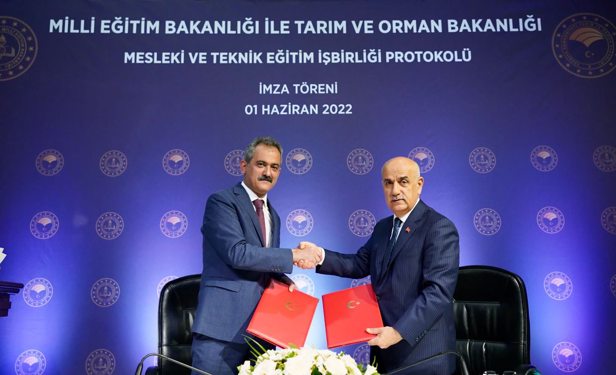 Tarım ve Orman Bakanlığı ile Mesleki ve Teknik Eğitimde Ortak Yönetim Modeli Protokolü İmzalandı

Bakan Özer: İklim değişikliği, gıda tedarik zincirlerindeki problemler nedeniyle çok daha önemli hâle gelen tarım alanında yeni bir başlangıç yapacağız.

👉meb.ai/tONcpD