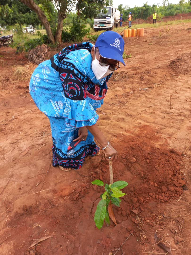 Diallo_FBT's tweet photo. Je suis heureuse d'avoir honoré aux côtés de @GouvTg , la #JourneeDeLArbre au Togo 🇹🇬, en ce 1e juin 2022 !
Notre Planete, Notre Santé ! https://t.co/rinu876jag