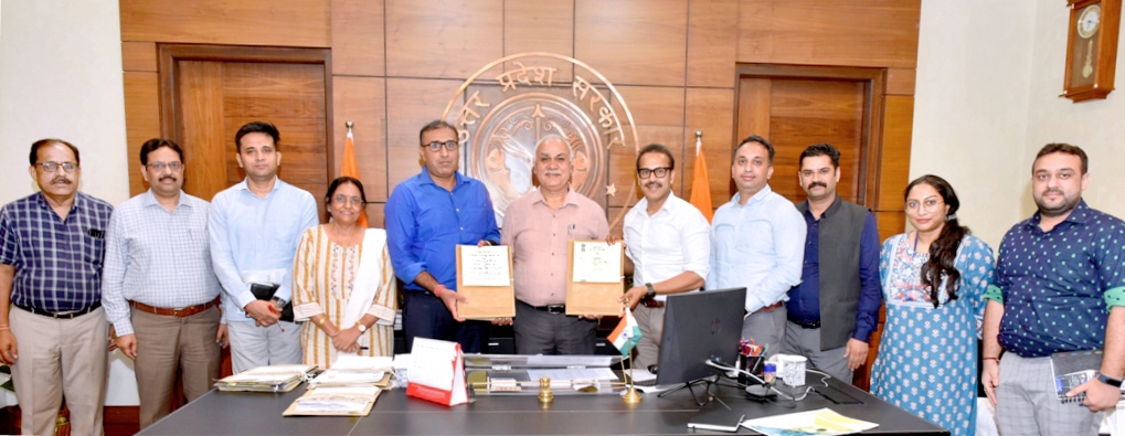 इस अवसर पर मैंने शहरी विकास विभाग के अधिकारियों को केंद्र सरकार के साथ बेहतर समन्वय स्थापित करते हुए NUDM के अंतर्गत 03 माह में 9 प्रकार की प्रमुख नागरिक सेवाओं को ऑनलाइन कराना सुनिश्चित करने हेतु निर्देशित किया।