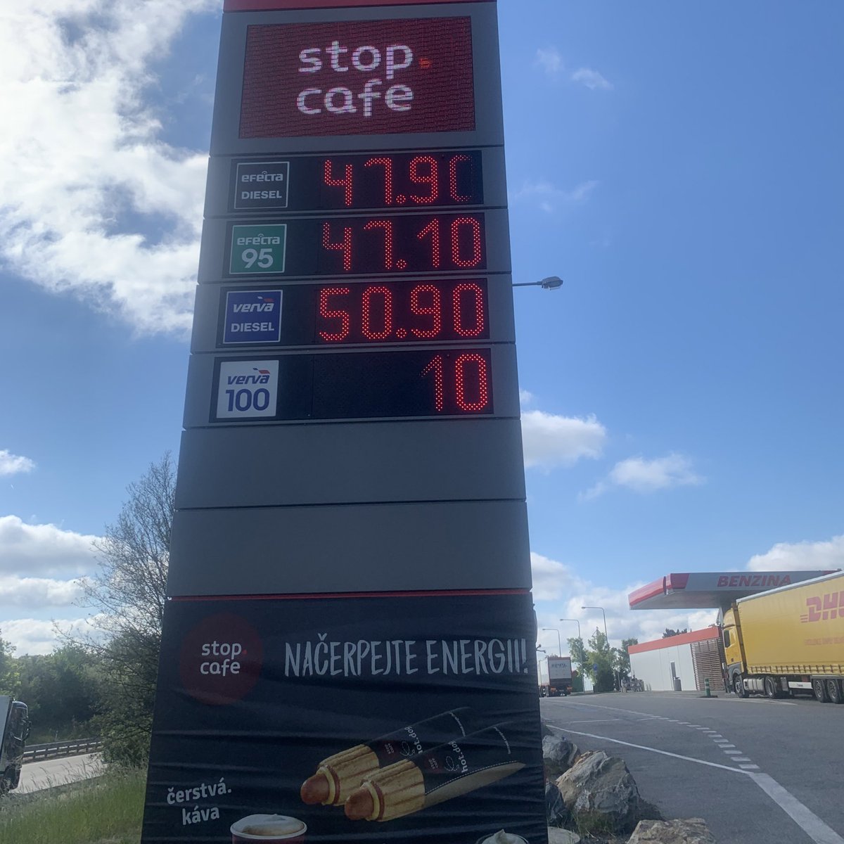 Step_Kadleckova's tweet photo. Ještě včera ceny kolem 50 korun za litr, dnes zhruba o korunu až dvě nižší. Z nafty a benzinu se ode dneška platí nižší spotřební daň. Zatímco tady, na D2 u Staroviček, zareagovali hned, například v Hustopečích u Brna jsou ceny stejné jako včera. @iROZHLAScz @Radiozurnal1 https://t.co/SprjQChRYI