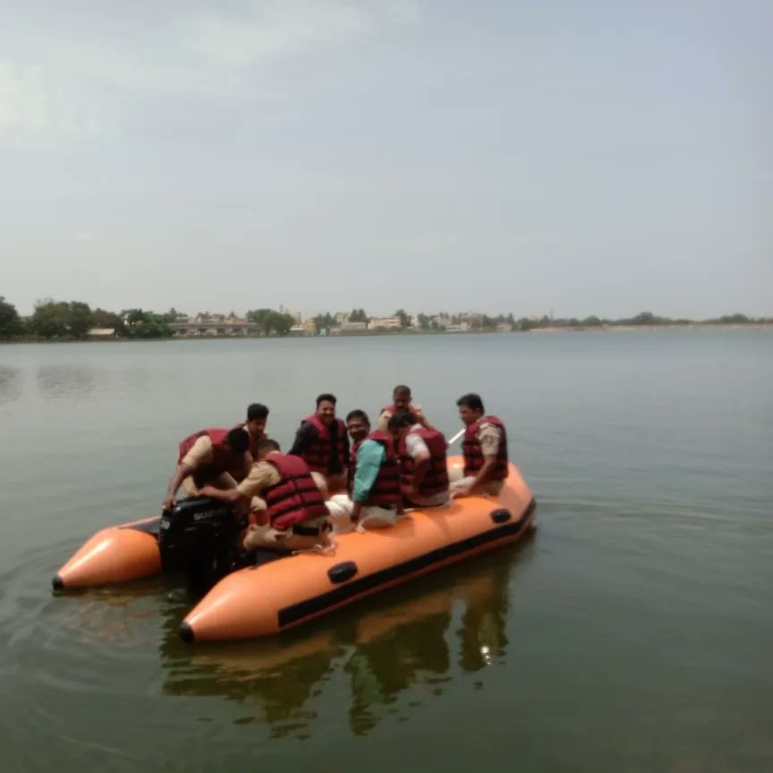 TahashildarN's tweet photo. ಜಿಲ್ಲಾ ಆಡಳಿತ ಧಾರವಾಡ,ತಾಲ್ಲೂಕು ಆಡಳಿತ ಹುಬ್ಬಳ್ಳಿ ನಗರ &amp;ಜಿಲ್ಲಾ ಅಗ್ನಿಶಾಮಕ ದಳದವತಿಯಿಂದ  ಮಳೆಯಿಂದ ಸಂಭವಿಸಬಹುದಾದ ಪ್ರಕೃತಿ ವಿಕೋಪ ಪರಿಸ್ಥಿತಿಯಲ್ಲಿ ಸಾರ್ವಜನಿಕರ ರಕ್ಷಣೆಗಾಗಿ ಕೈಗೊಳ್ಳಲಾಗುವ ಪರಿಹಾರ ಕಾರ್ಯದ ಅಣುಕು ಪ್ರದರ್ಶನವನ್ನು  ಉಣಕಲ್ ಕೆರೆಯಲ್ಲಿ ಅಣುಕು ಪ್ರದರ್ಶನವನ್ನು ಪ್ರದರ್ಶಿಸಲಾಯಿತು.@DC_Dharwad @varthabhavan https://t.co/VZiRTYirlf