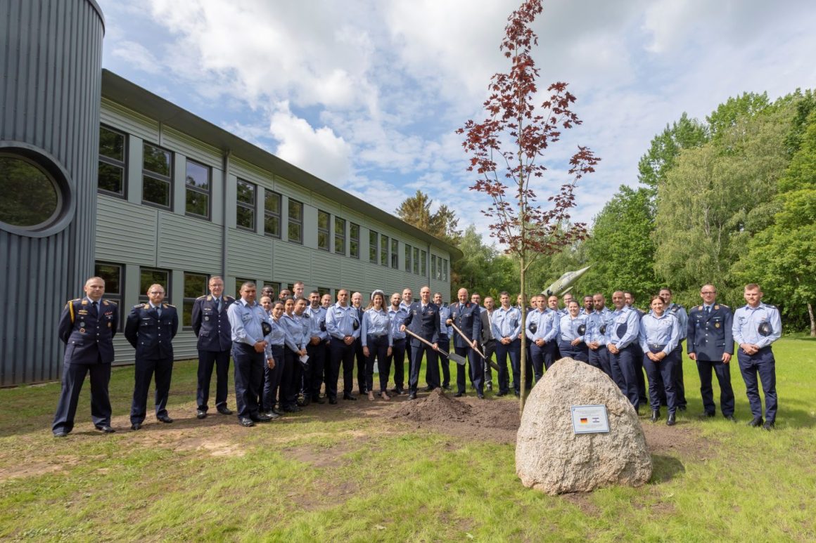 JuedischeOnline's tweet photo. In Erinnerung an Karl Laabs: Der Feldwebel rettete 100 Juden das Leben – jetzt ist ein Lehrsaalgebäude der Jürgen-Schumann-Kaserne nach ihm benannt worden. @bundeswehrInfo @BMVg_Bundeswehr @Team_Luftwaffe https://t.co/dSWivYOWS1 https://t.co/FaAacmcw1x