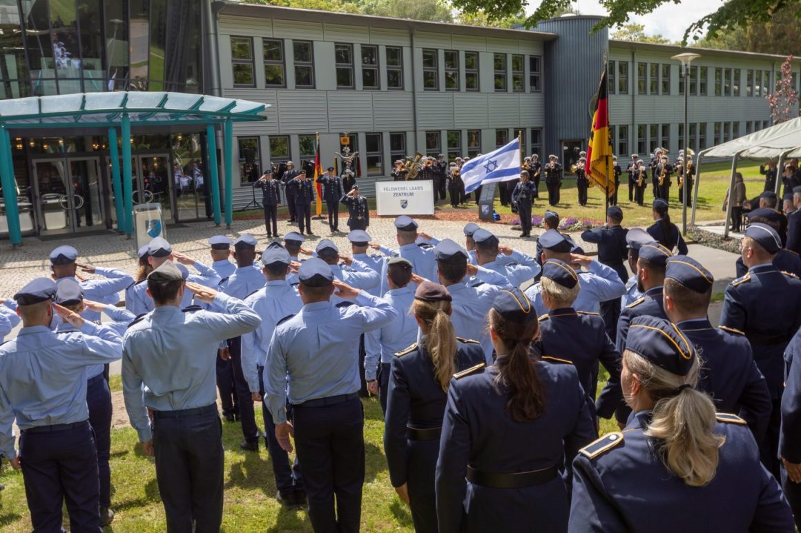 JuedischeOnline's tweet photo. In Erinnerung an Karl Laabs: Der Feldwebel rettete 100 Juden das Leben – jetzt ist ein Lehrsaalgebäude der Jürgen-Schumann-Kaserne nach ihm benannt worden. @bundeswehrInfo @BMVg_Bundeswehr @Team_Luftwaffe https://t.co/dSWivYOWS1 https://t.co/FaAacmcw1x