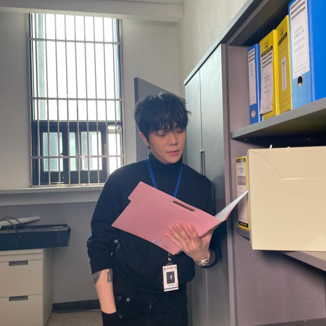 ㅅㅂ이거뭐야 저 살짝 보이는 문신이 진짜 미친것같음.. 저는잡혀가겟습니다😍