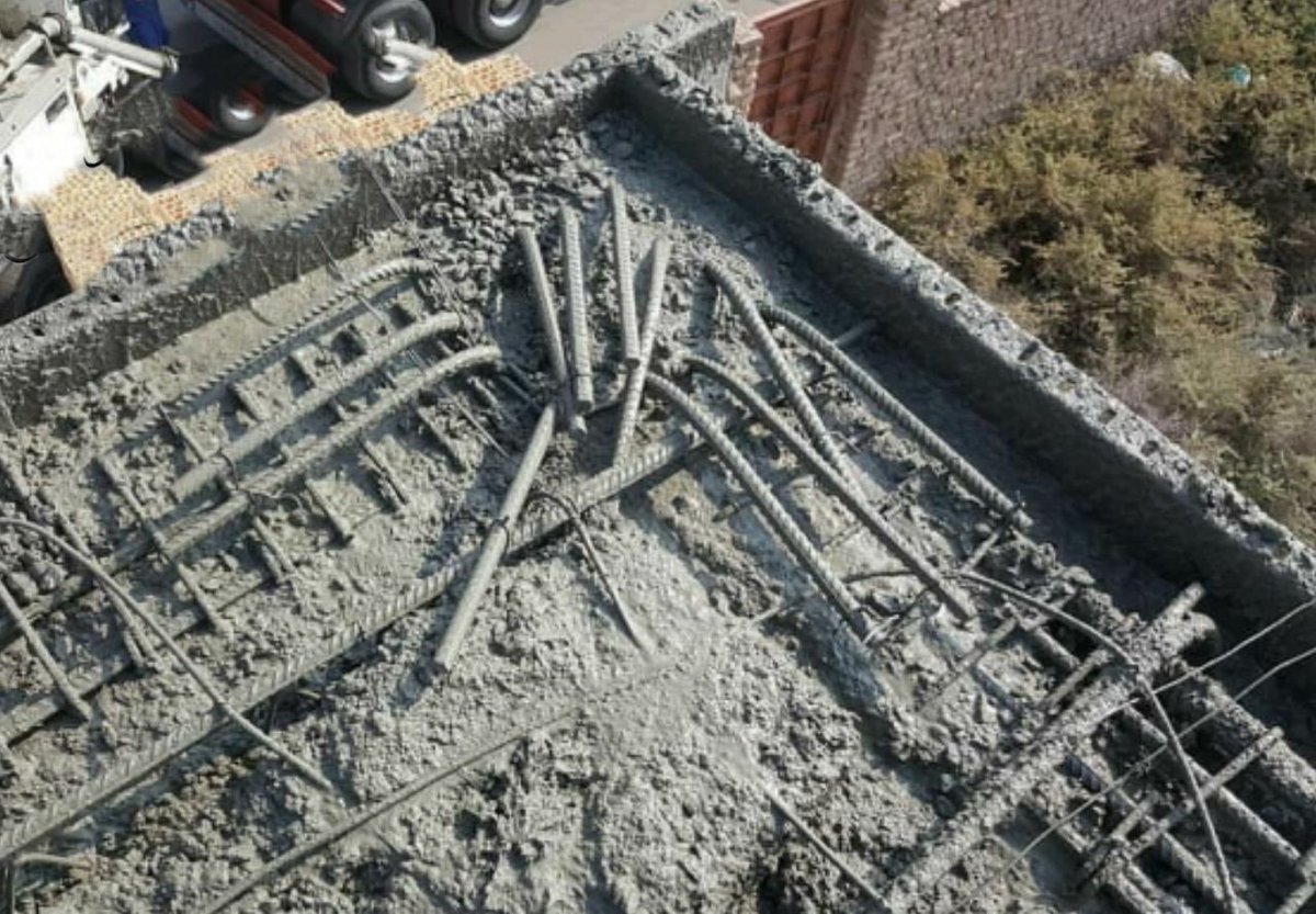 يؤدي ثني حديد التسليح على مستوى السطح إلى مزيد من التأثير على السقف وسلوك زلزالي أفضل.