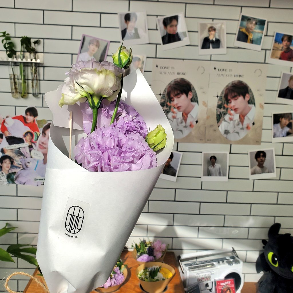 Haiyan_5ce's tweet photo. 꽃 나눔 이벤트는 처음인데 이렇게 좋은 날에 꽃까지 받으니까 더 좋네요🥰 짱이스 짱리더 짱준희 생일 너무너무축하해❤💘 이벤트 열어주셔서 감사합니다!☺️ @UNBOUND602

#사랑은_언제나_준희에게 https://t.co/bwoToPcAvj