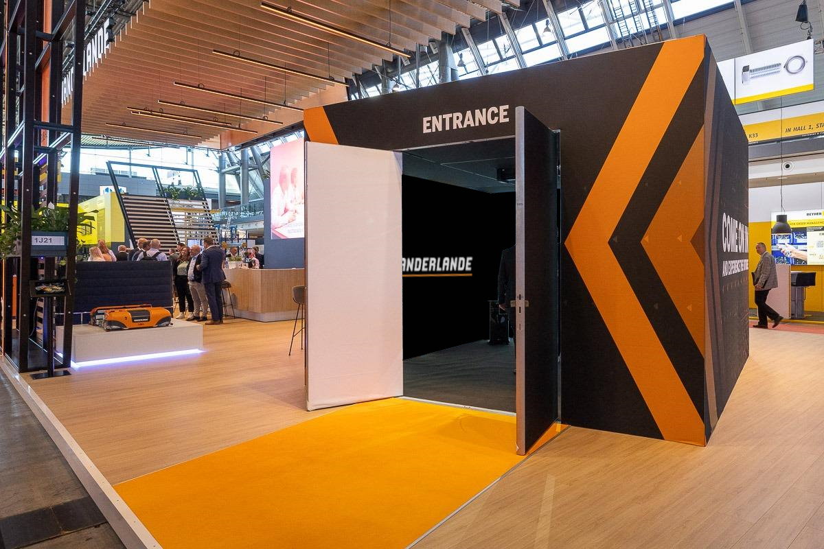 Vanderlande's tweet image. What&apos;s in this box? Visit our stand at #LogiMAT2022 and experience the future of warehousing! Don’t miss out and book your timeslot at our stand J21 in Hall 1 today.

Learn more: vanderlande.com/events/logimat…

#LogiMAT #warehousing #automation #future