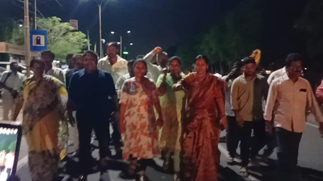 RamyaParruchuri's tweet photo. ఎట్టకేలకు డిజిపి కార్యాలయం నుండి విడుదలైన తెనాలి నియోజకవర్గ తెలుగు మహిళ అధ్యక్షురాలు శ్రీమతి పరుచూరి రమ్య మరియు ఇతర టిడిపి కార్యకర్తలు. https://t.co/wXS9caqctz