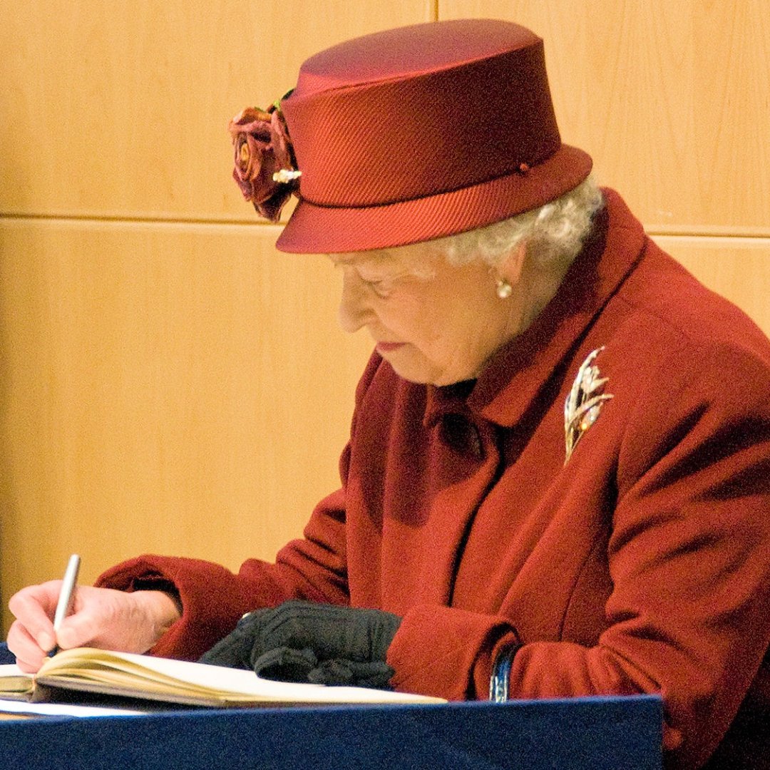 OUHospitals's tweet photo. We would like to offer our warmest congratulations to Her Majesty The Queen on the occasion of her Platinum Jubilee.

We were privileged to invite Her Majesty The Queen to an official ceremony to mark the opening of our new West Wing and Children's Hospital on 27 November 2008. https://t.co/YT8FjIq6ZG