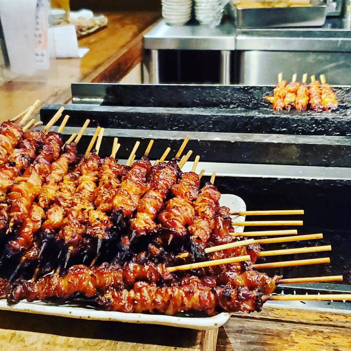今日は横浜の伝兵衛という評判のいい焼き鳥に来ています！薄口の味付けがとってもいいです！😃✌️